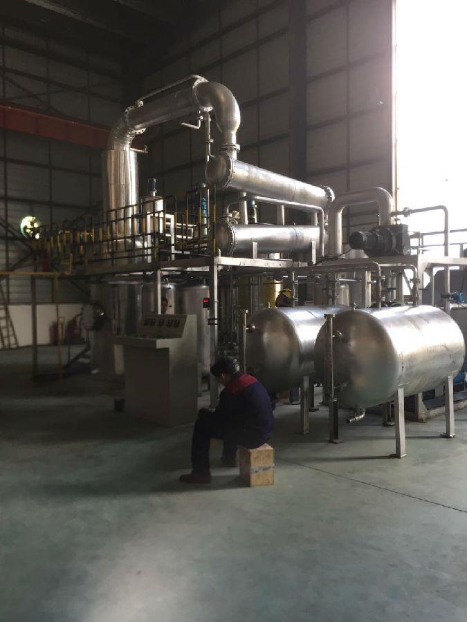 客戶使用圖.jpg 杭州廢油過(guò)濾企業(yè)短程分子蒸餾設(shè)備現(xiàn)場(chǎng)使用圖